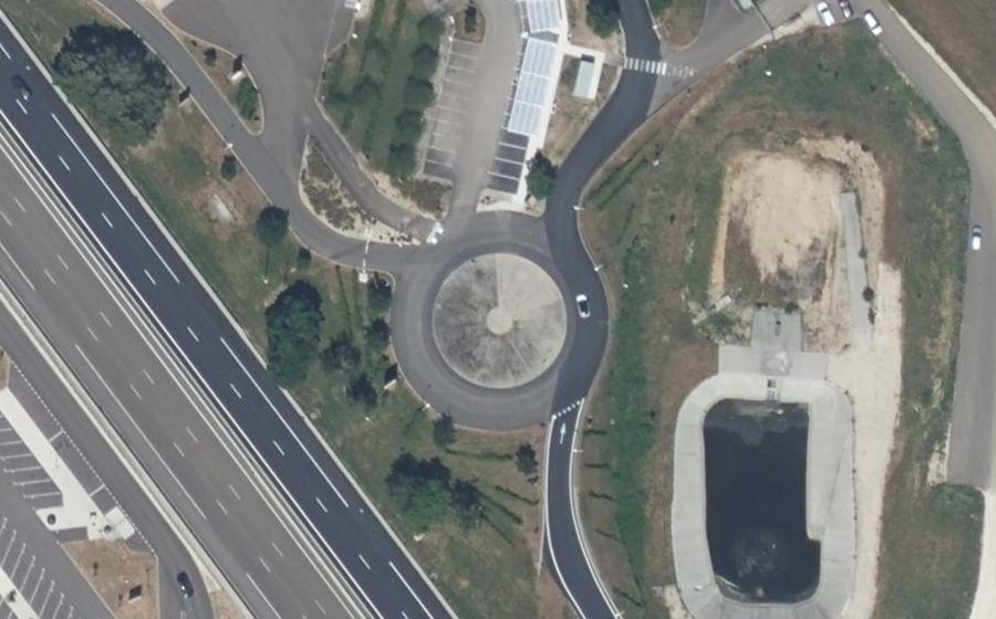Vue aérienne du Rond-point anonyme n°475643793