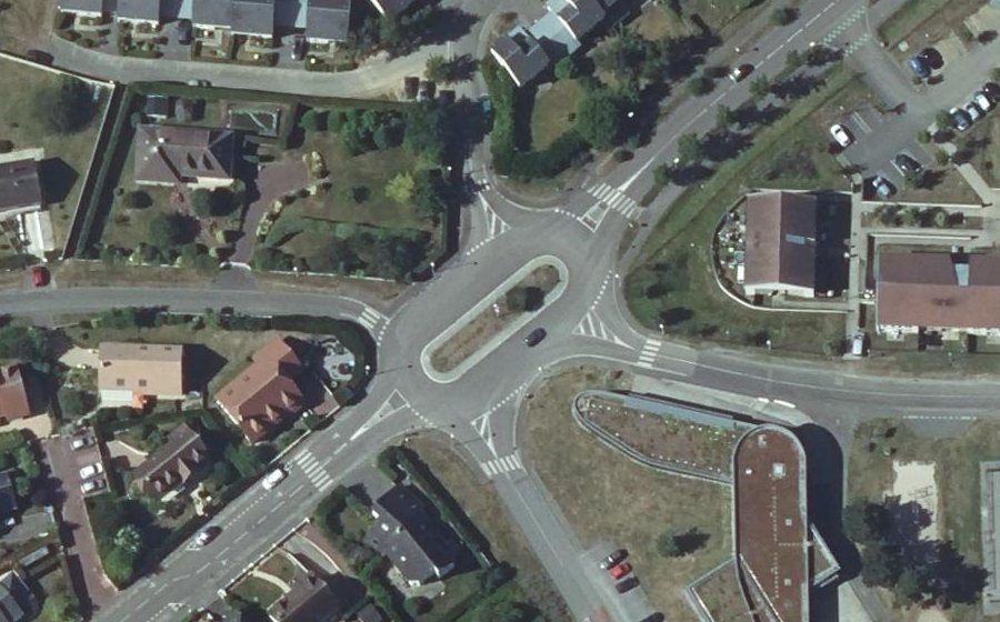Vue aérienne du Rond-point anonyme n°475675865