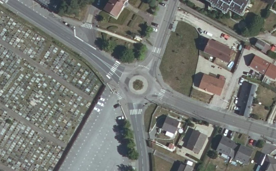 Vue aérienne du Rond-point anonyme n°475688774