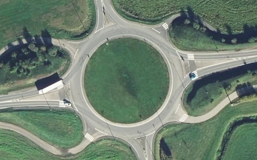 Vue aérienne du Rond-point anonyme n°475883842