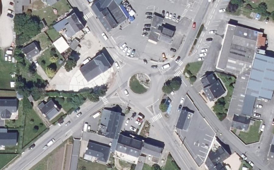 Vue aérienne du Rond-point anonyme n°475930479