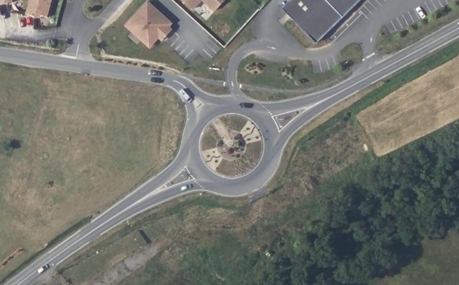 Vue aérienne du Rond-point anonyme n°476032817
