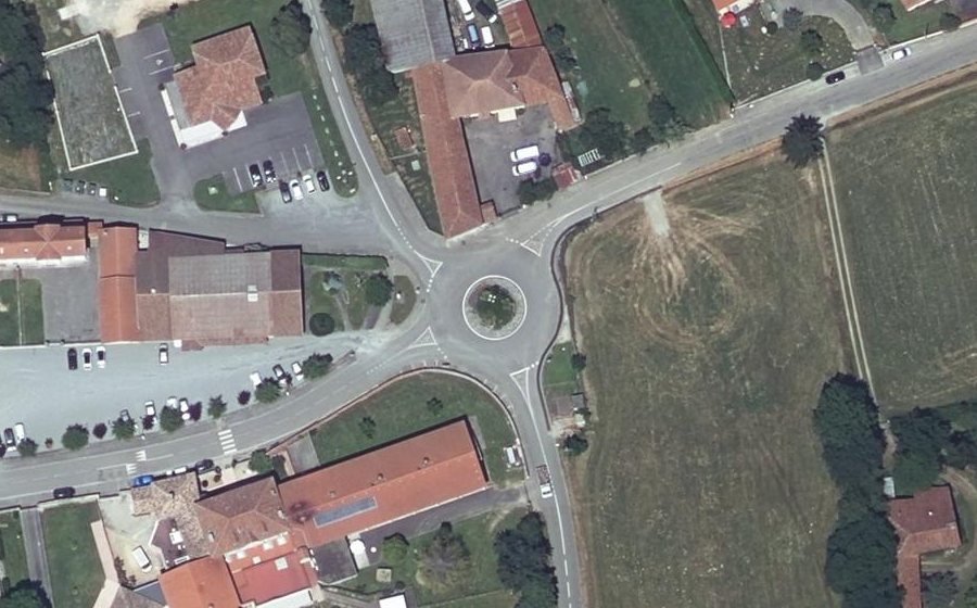 Vue aérienne du Rond-point anonyme n°47615998