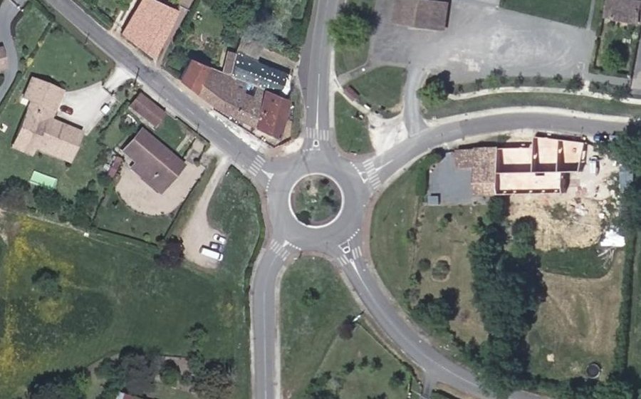 Vue aérienne du Rond-point anonyme n°47621518