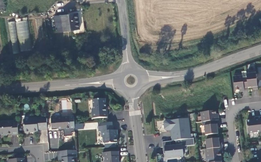 Vue aérienne du Rond-point anonyme n°47650228
