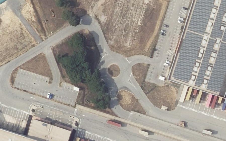 Vue aérienne du Rond-point anonyme n°476615676