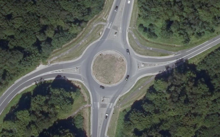 Vue aérienne du Rond-point anonyme n°476669212