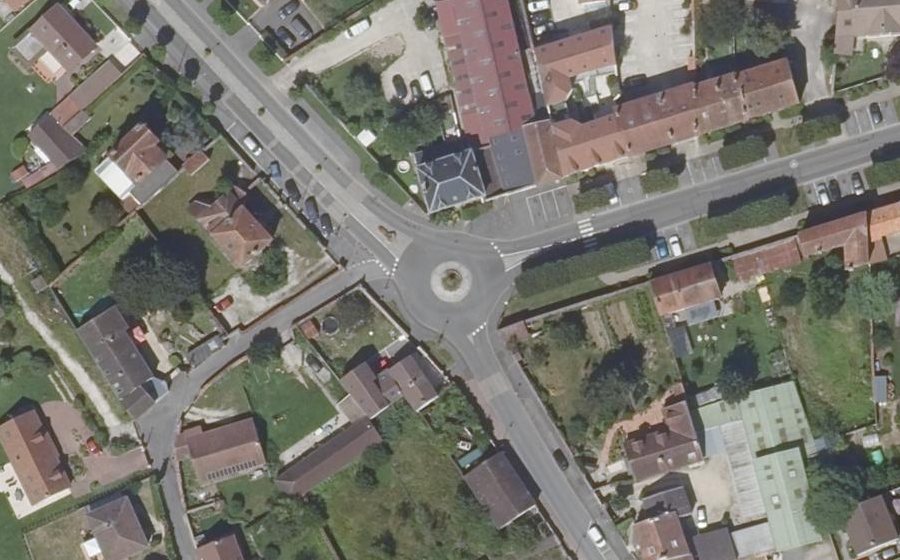 Vue aérienne du Rond-point anonyme n°476669230