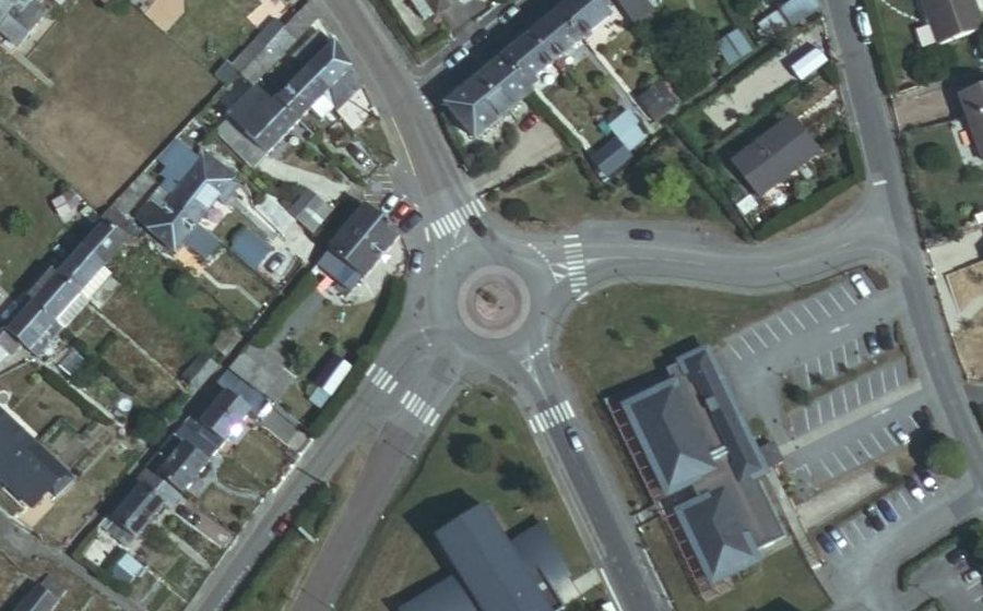 Vue aérienne du Rond-point anonyme n°476759565