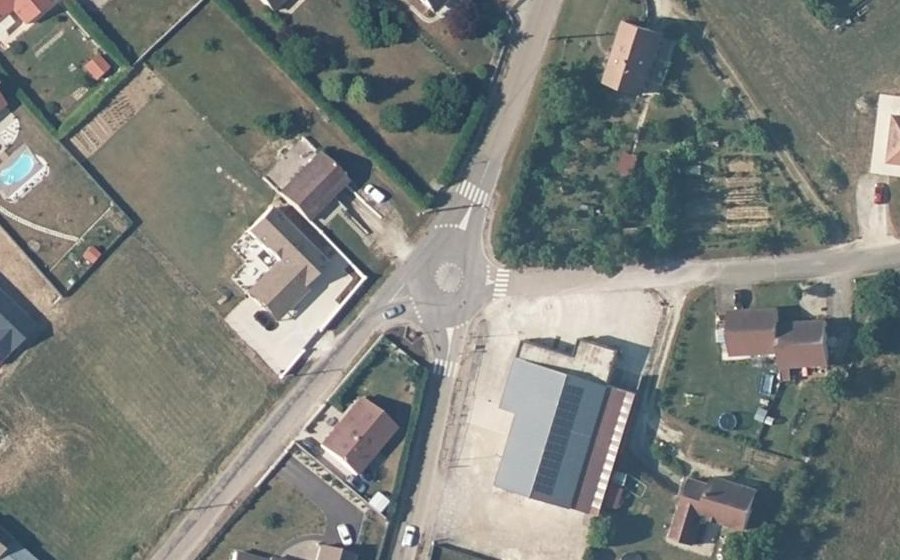 Vue aérienne du Rond-point anonyme n°476947334