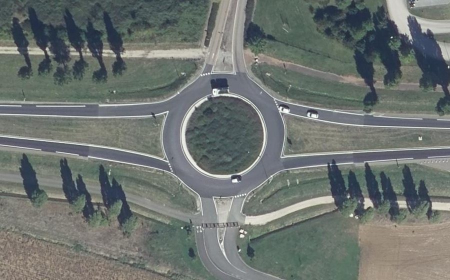 Vue aérienne du Rond-point anonyme n°47698491