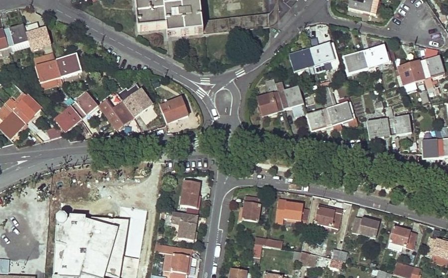 Vue aérienne du Rond-point anonyme n°476988072