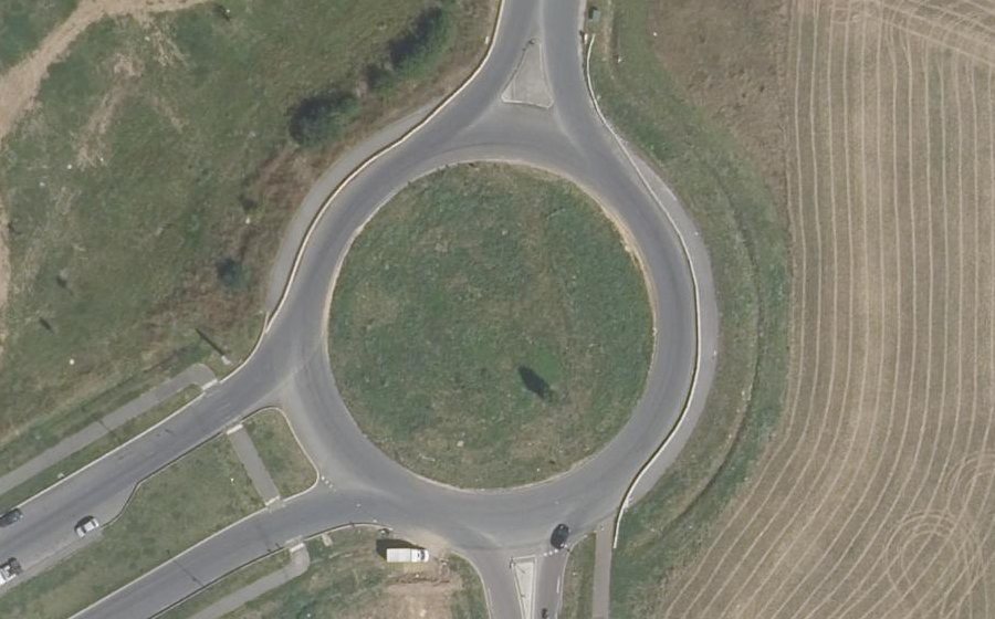 Vue aérienne du Rond-point anonyme n°477042141