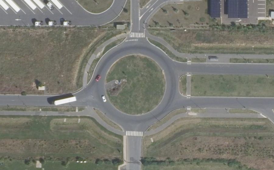 Vue aérienne du Rond-point anonyme n°477042143