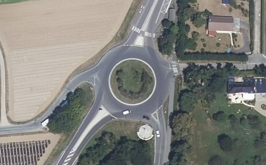 Vue aérienne du Rond-point anonyme n°47707318