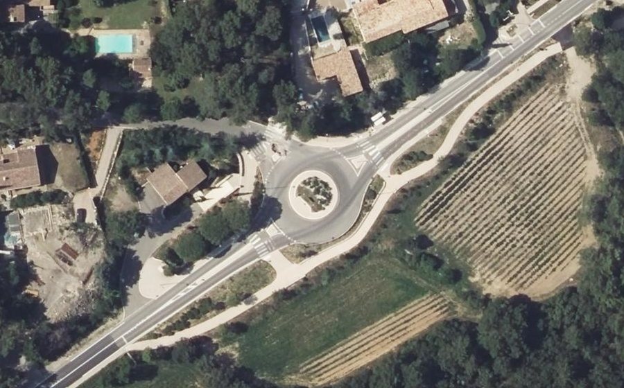 Vue aérienne du Rond-point anonyme n°477078819