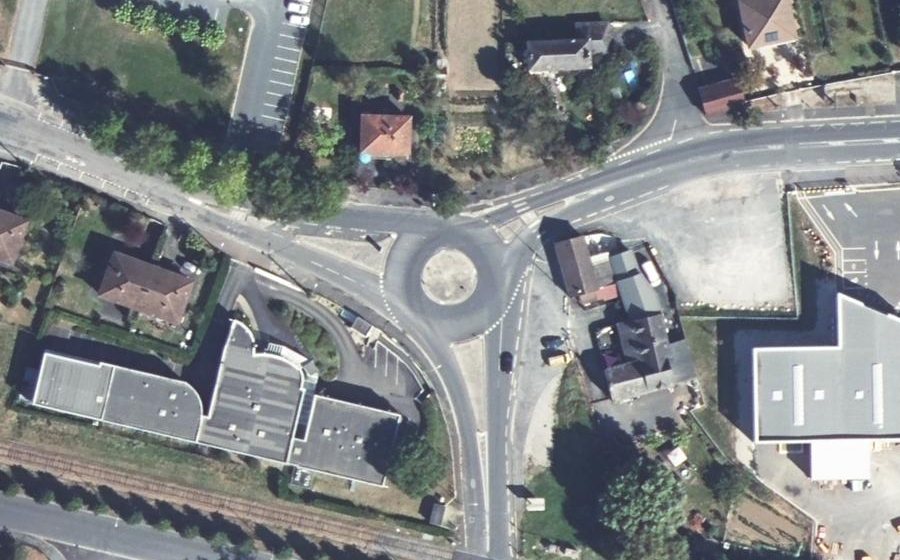 Vue aérienne du Rond-point anonyme n°47708588