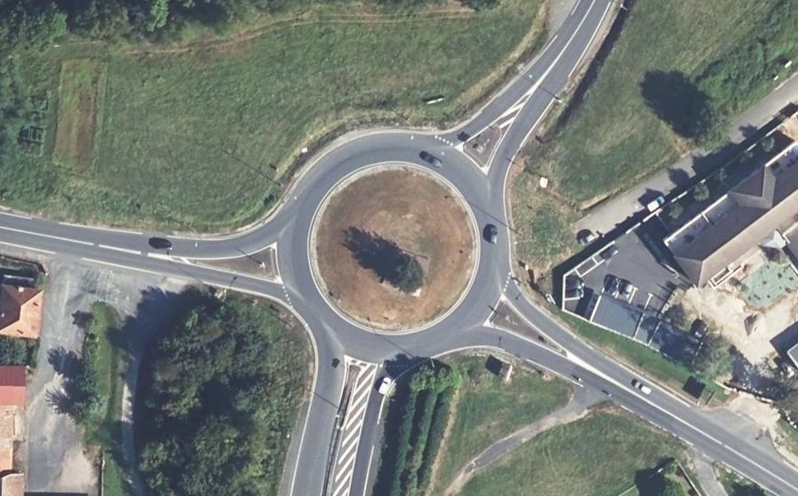 Vue aérienne du Rond-point anonyme n°47708591