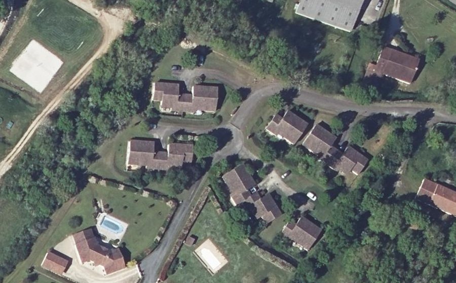 Vue aérienne du Rond-point anonyme n°477096281