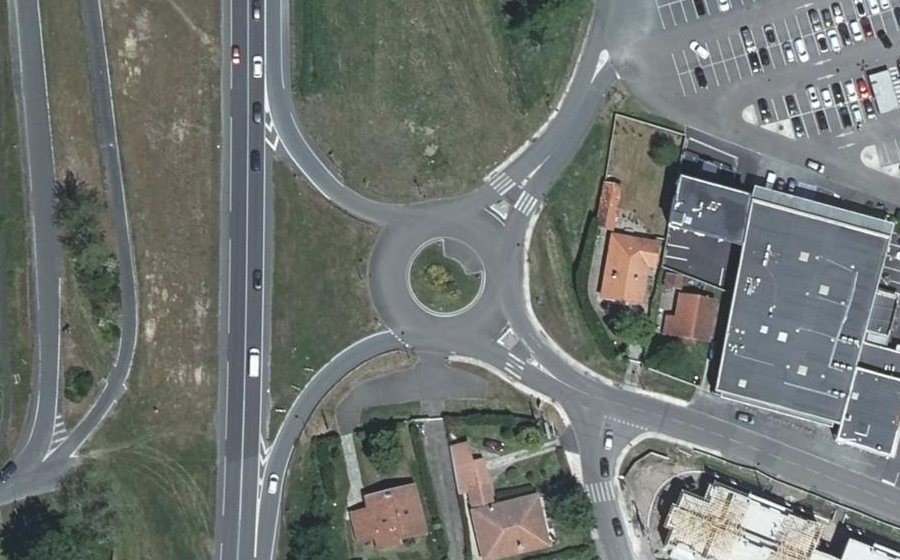 Vue aérienne du Rond-point anonyme n°477110816