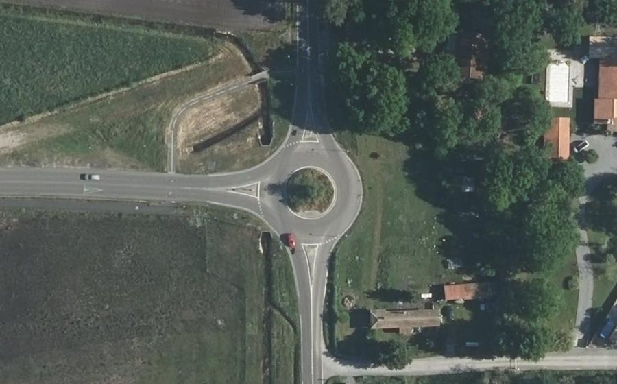 Vue aérienne du Rond-point anonyme n°477111349