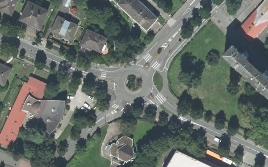 Vue aérienne du Rond-point anonyme n°47722294