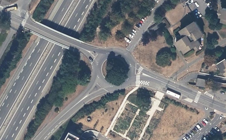 Vue aérienne du Rond-point anonyme n°477277440