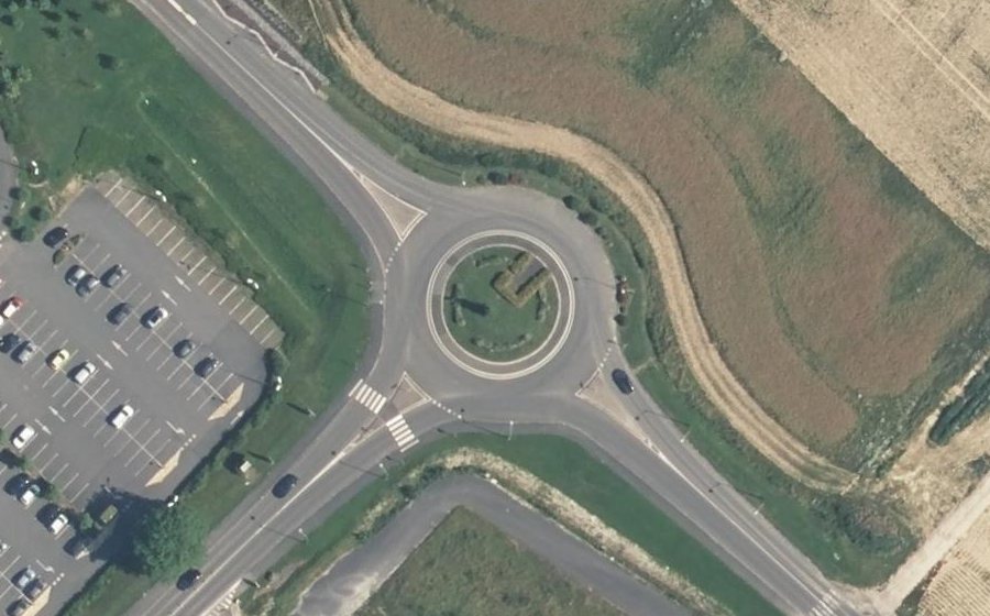 Vue aérienne du Rond-point anonyme n°477286855