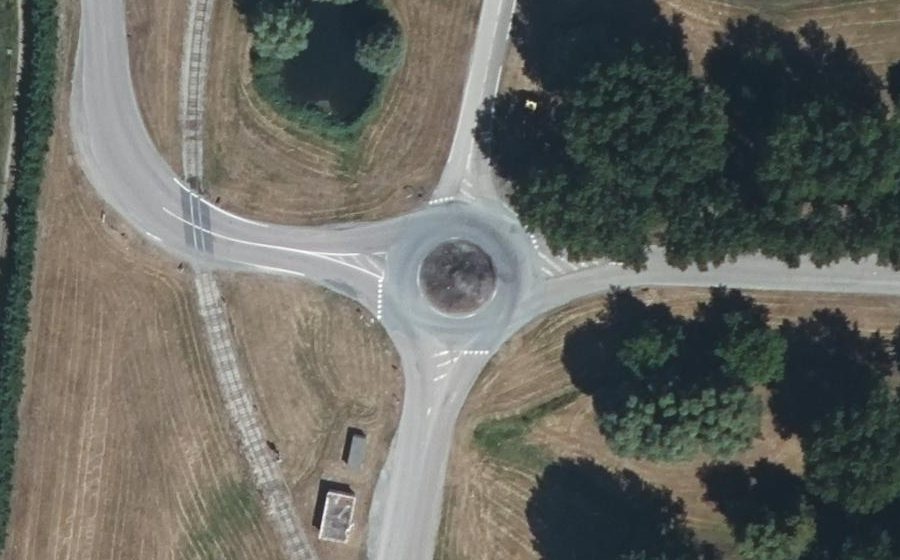 Vue aérienne du Rond-point anonyme n°47733047