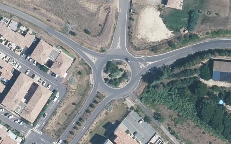 Vue aérienne du Rond-point anonyme n°477342493
