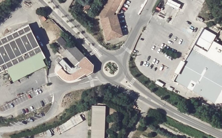 Vue aérienne du Rond-point anonyme n°477477270