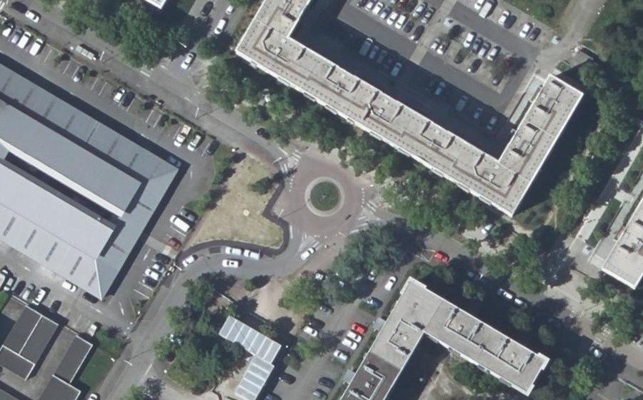 Vue aérienne du Rond-point anonyme n°47747879