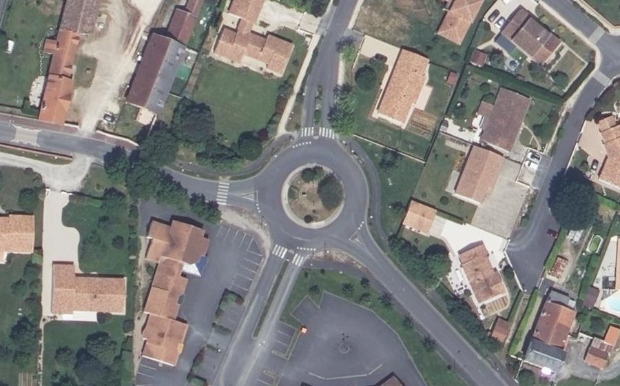 Vue aérienne du Rond-point anonyme n°477484367
