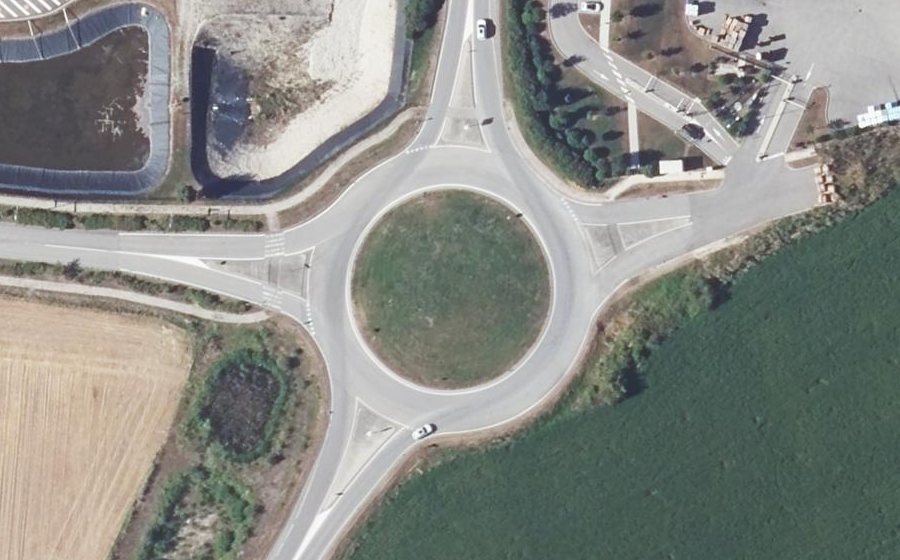 Vue aérienne du Rond-point anonyme n°477551372