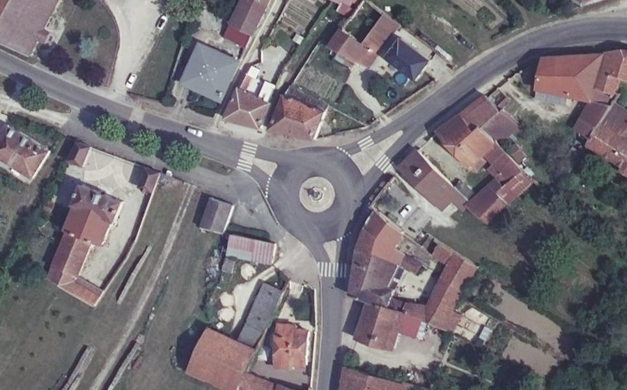 Vue aérienne du Rond-point anonyme n°477632012
