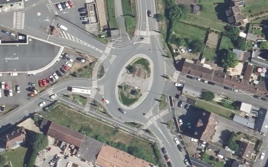 Vue aérienne du Rond-point anonyme n°477669354