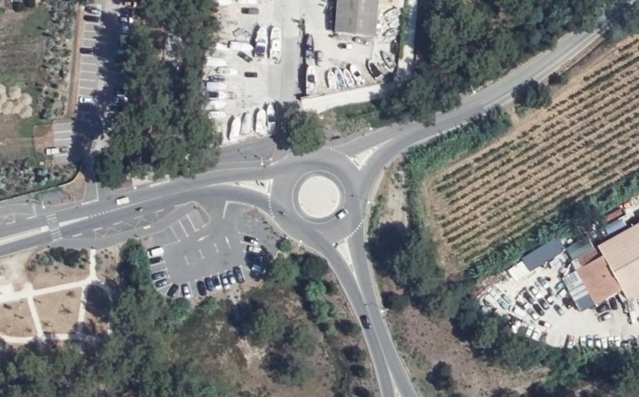 Vue aérienne du Rond-point anonyme n°477925883
