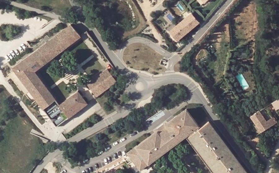 Vue aérienne du Rond-point anonyme n°478034241