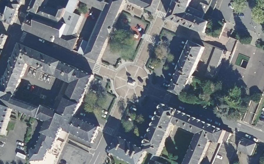 Vue aérienne du Rond-point anonyme n°478081568