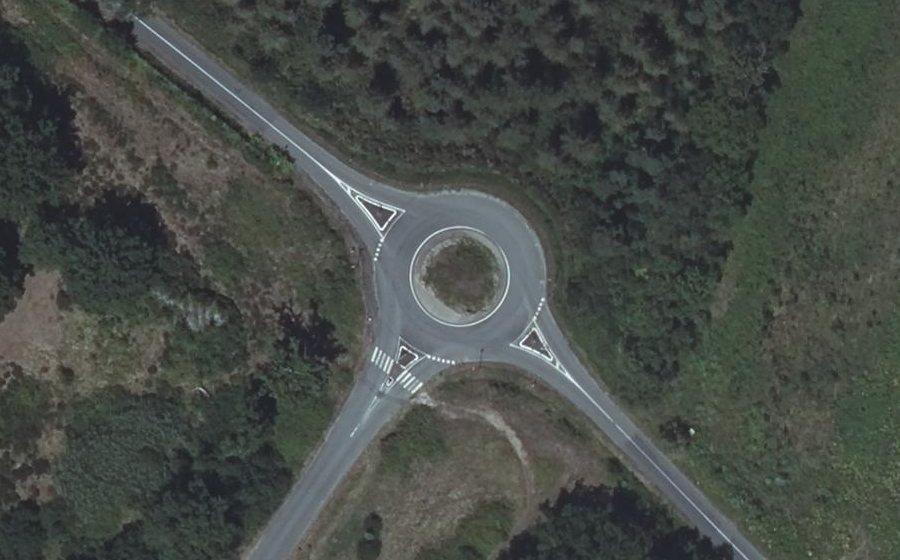 Vue aérienne du Rond-point anonyme n°478093126