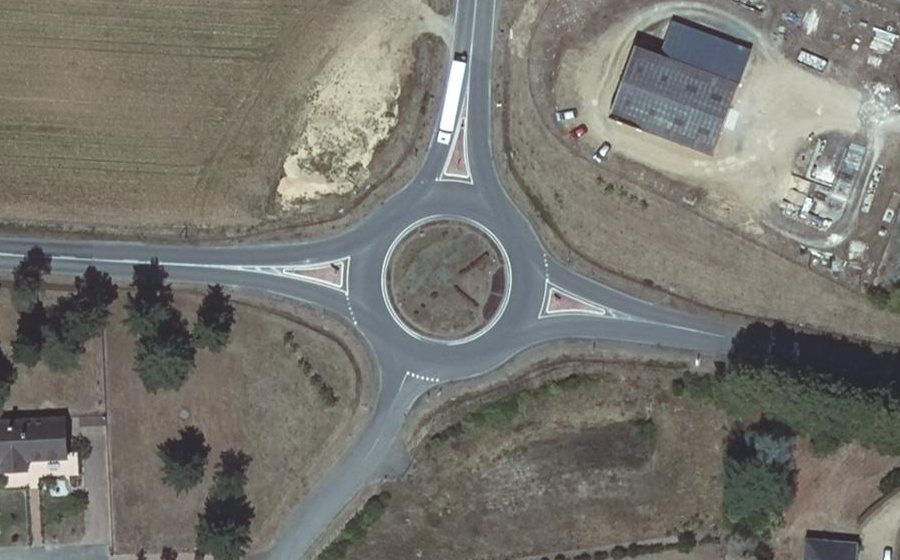 Vue aérienne du Rond-point anonyme n°478093131