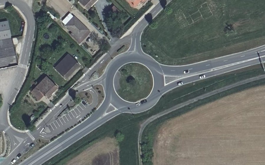Vue aérienne du Rond-point anonyme n°478242951