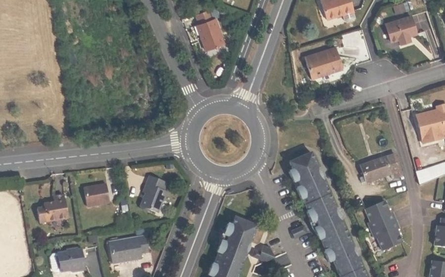 Vue aérienne du Rond-point anonyme n°47830449