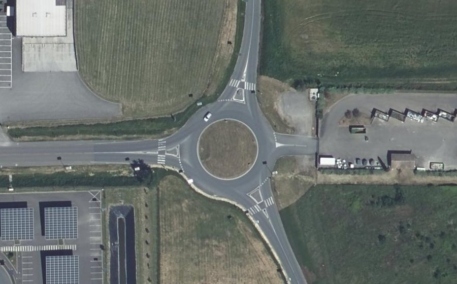Vue aérienne du Rond-point anonyme n°478393413