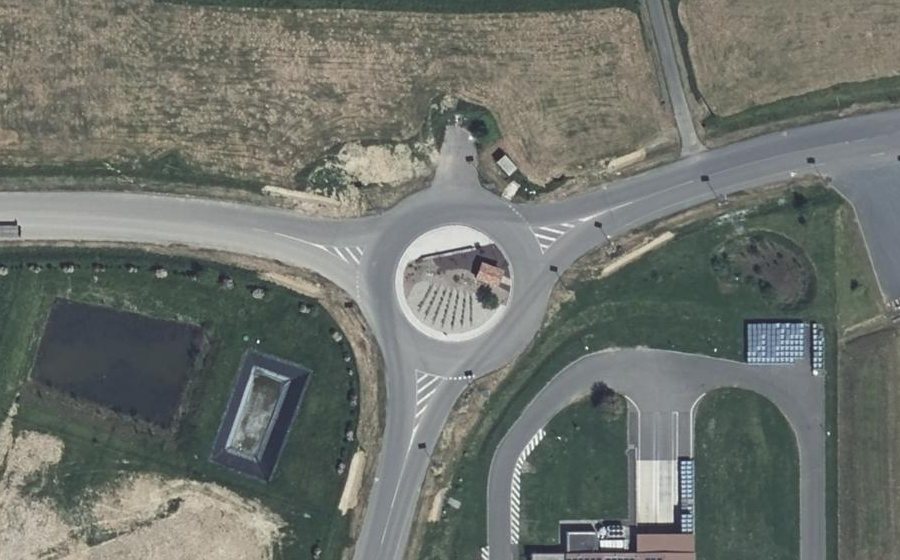 Vue aérienne du Rond-point anonyme n°478393541