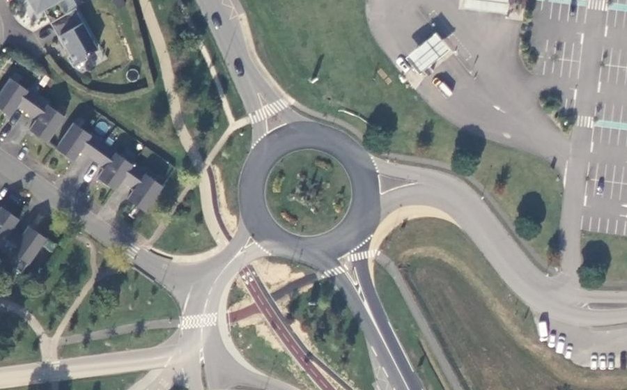 Vue aérienne du Rond-point anonyme n°47861213