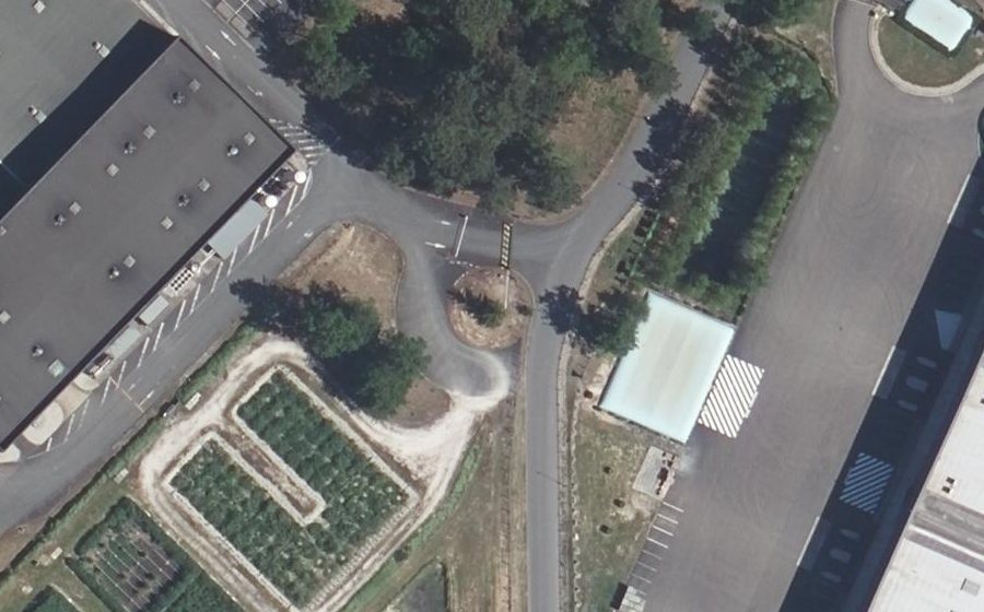 Vue aérienne du Rond-point anonyme n°478820576