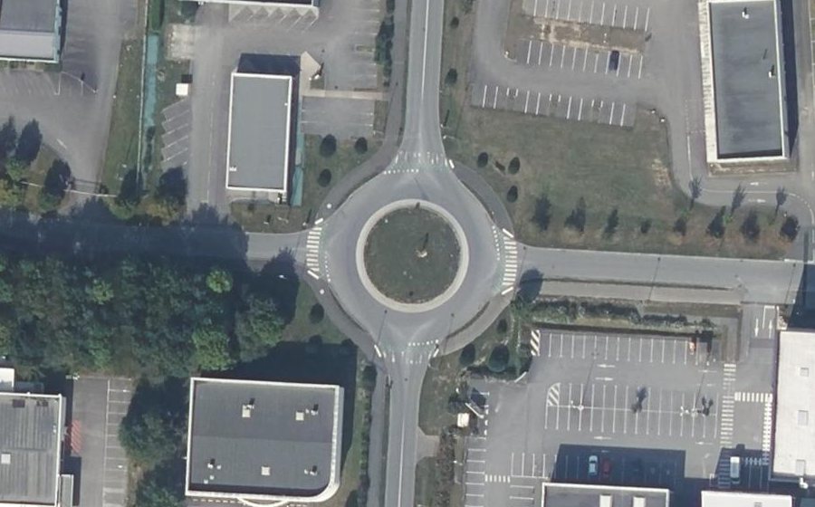 Vue aérienne du Rond-point anonyme n°47888623