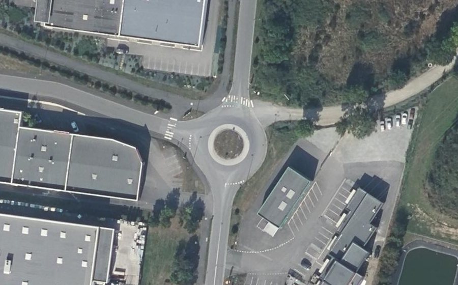 Vue aérienne du Rond-point anonyme n°47888679