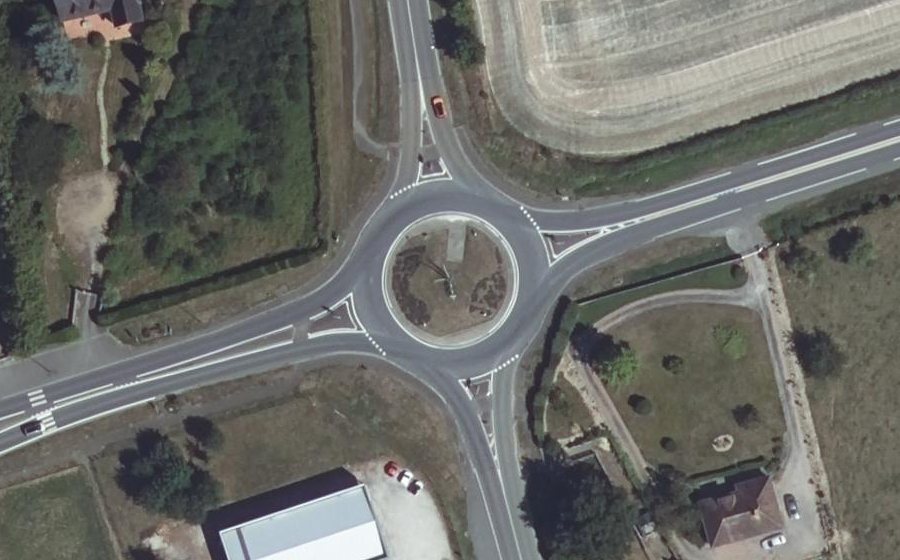 Vue aérienne du Rond-point anonyme n°47900482